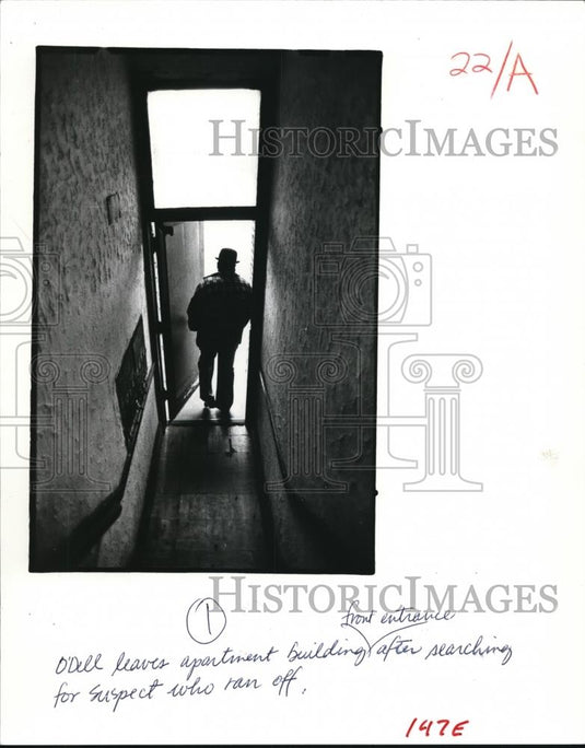 1983 Press Photo O'Dell leaves apt building after searching for suspect who ran - Historic Images