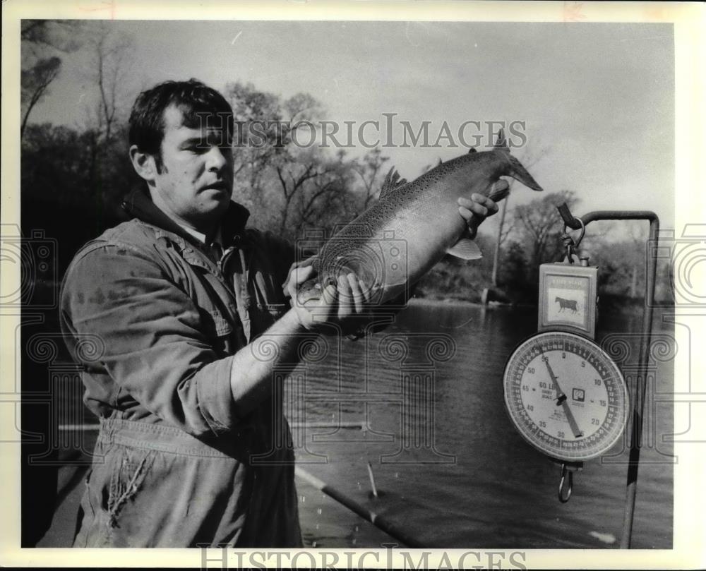 1978 Press Photo The fisherman with his new caught coho salmon - Historic Images