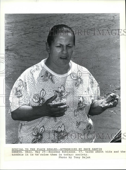 1992 Press Photo RoseAnn Robinson, talks about kids & trouble to raise them - Historic Images