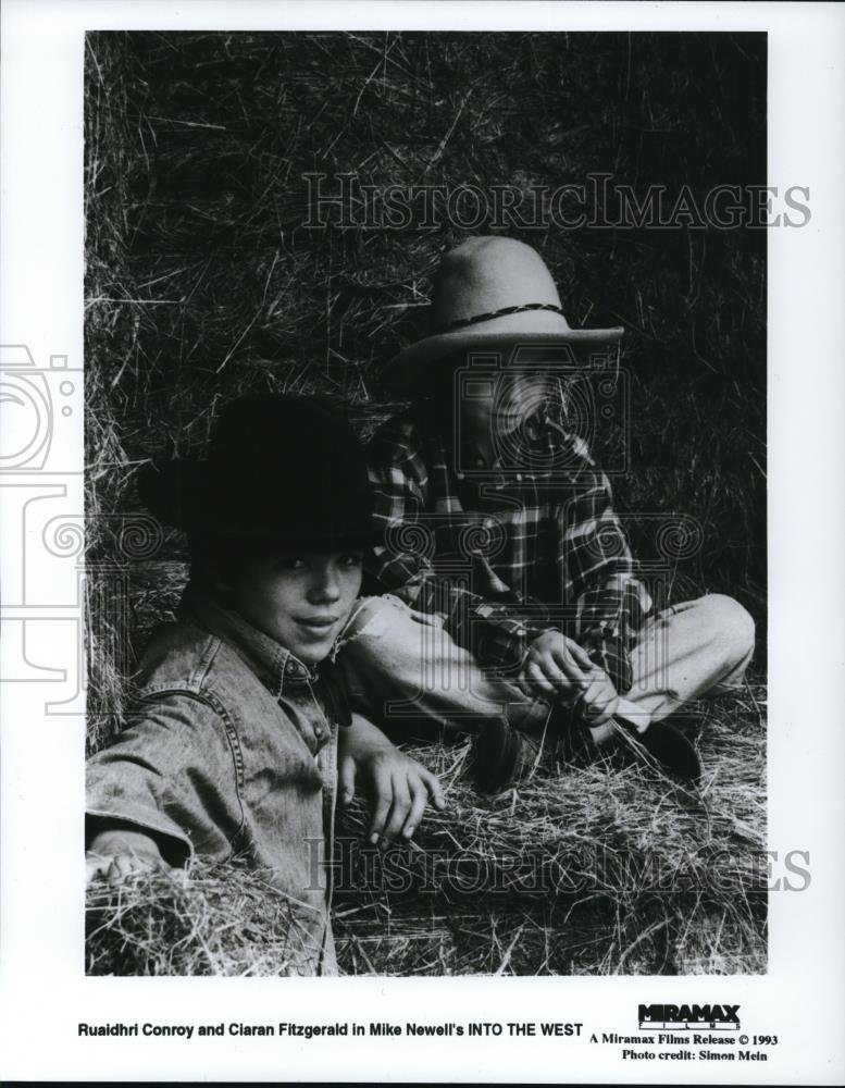 1994 Press Photo Ruaidhri Conroy and Claran Fitzgerald in "Into The West" - Historic Images