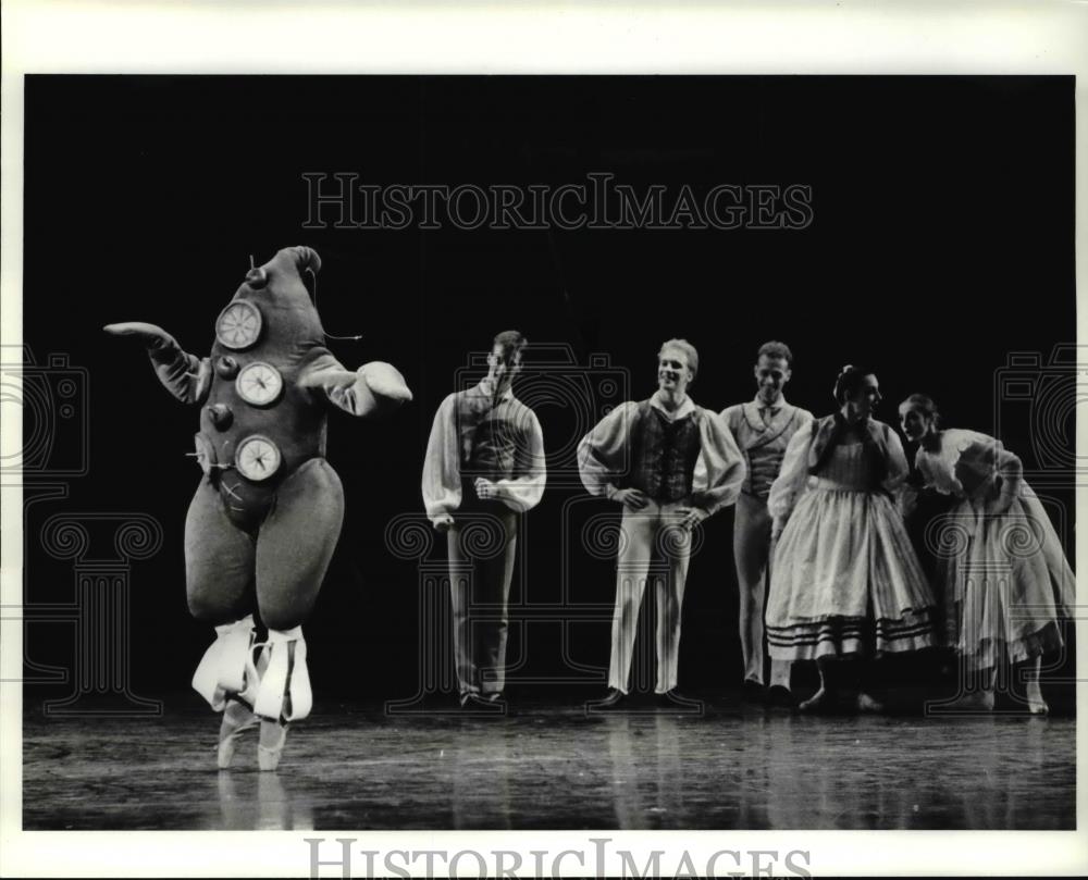 1986 Press Photo Miguel Romero, dances the Role of the Turkey - cva57422 - Historic Images