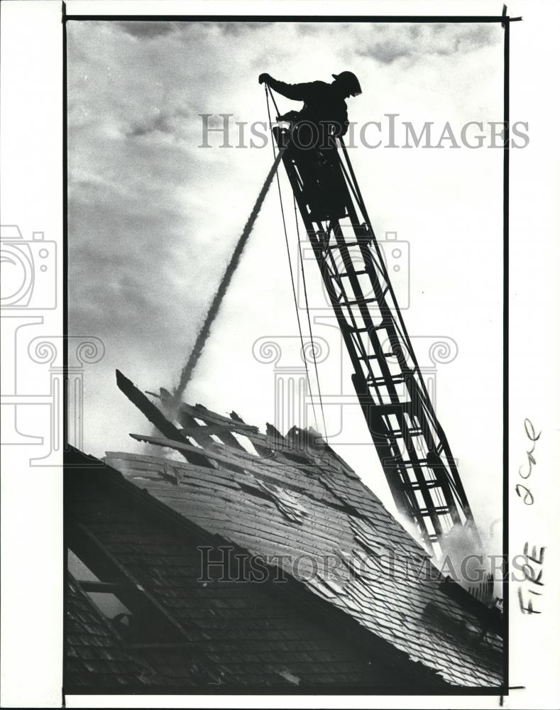 1988 Press Photo Fire fighter calls down for additional equipment to be hooked - Historic Images