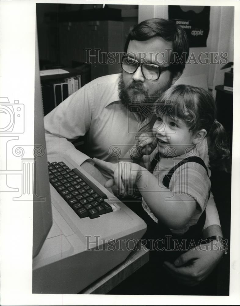 1982 Press Photo Thomas Wilson &amp; his daughter Lisa work on the alphabet on comp - Historic Images