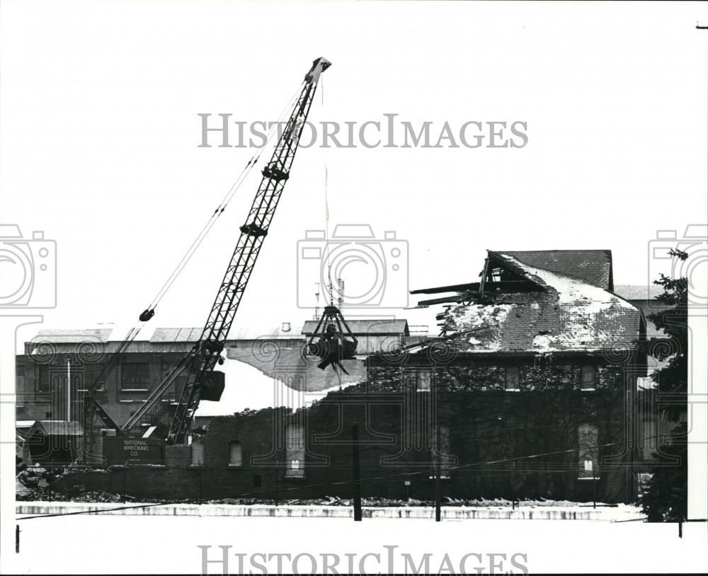 1991 Press Photo National Wrecking Co. is demolishing bldg at the Union Carbide - Historic Images