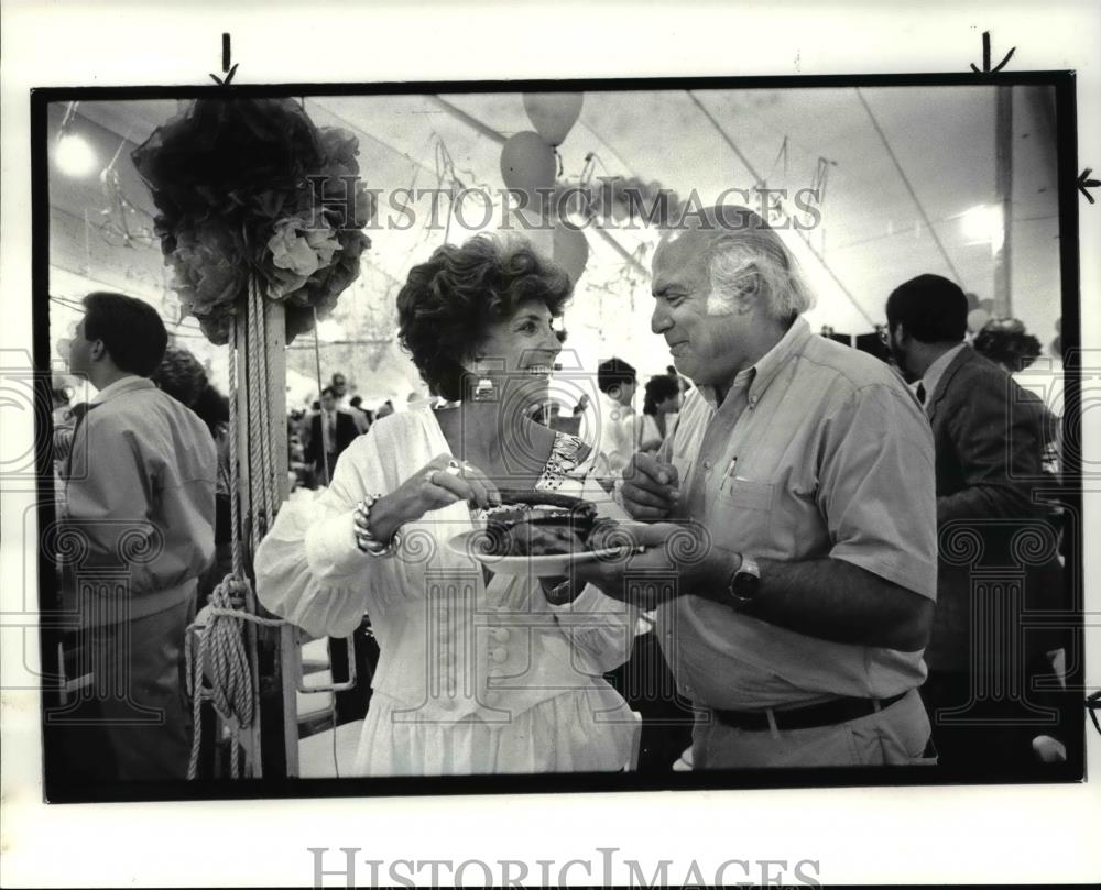 1986 Press Photo Gerrie King Chairman of Ribaffaire at Natl. Rib Cook Off - Historic Images