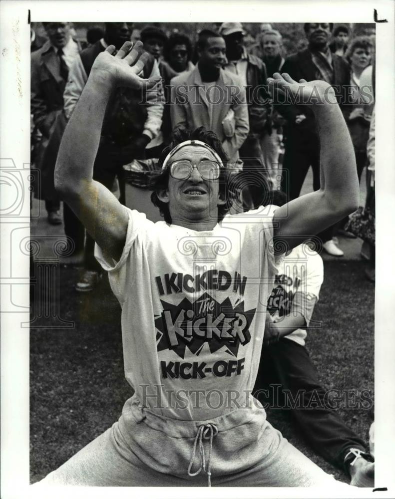 1988 Press Photo Paul Bigler a black belt in taekwondo warms up before entering - Historic Images