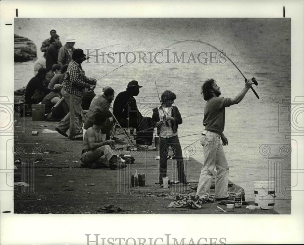 1982 Press Photo Fishmen in quest for a perch dinner crowd the breakwall - Historic Images