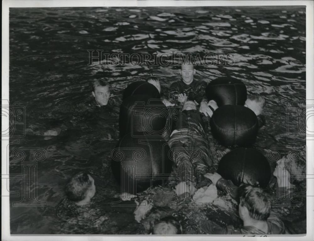 1942 Press Photo Red Cross demonstrates water rescue of victims - Historic Images