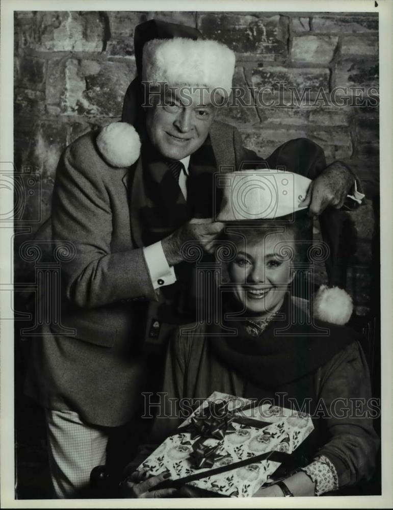 1984 Press Photo Bob Hope and Shirley Jones in "Bob Hope Christmas Show" - Historic Images