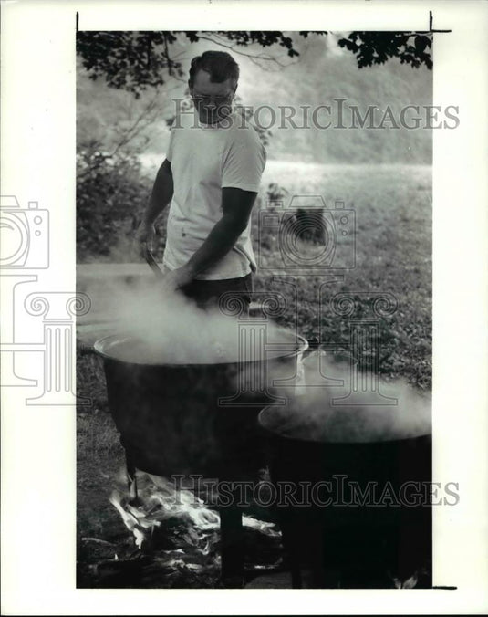 1990 Press Photo Gary McClaskey stirs pot of pork Jowl bacon - Historic Images