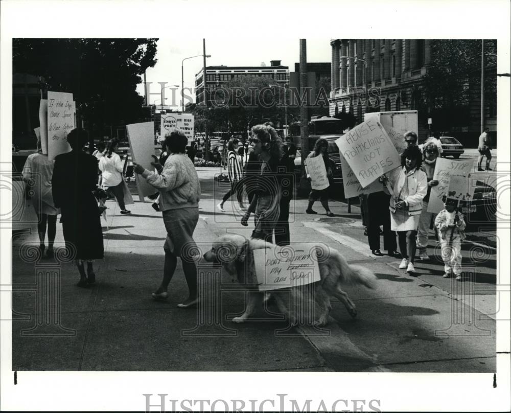 1990 Press Photo Protesters in front of the Cuyahoga County Admin. Bldg. - Historic Images