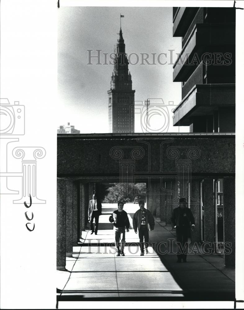 1989 Press Photo Students walk down the passageways at Tri-C Metro campus - Historic Images