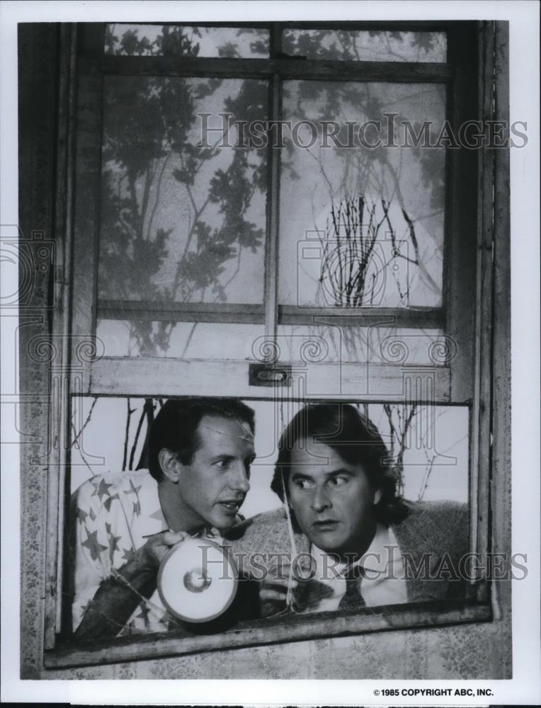 1985 Press Photo Dennis Dugan and Trevor Eve star in Shadow Chasers - cvp50838 - Historic Images