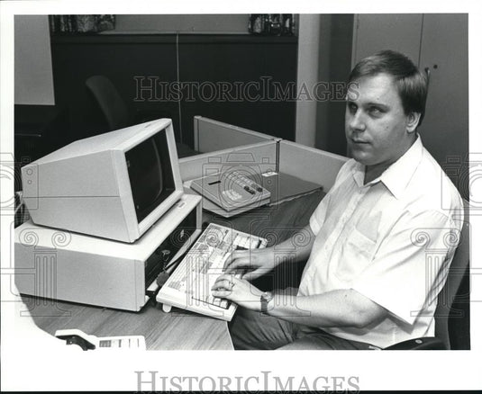 1989 Press Photo David Zuchowski, blind, telephone service rep. - Historic Images