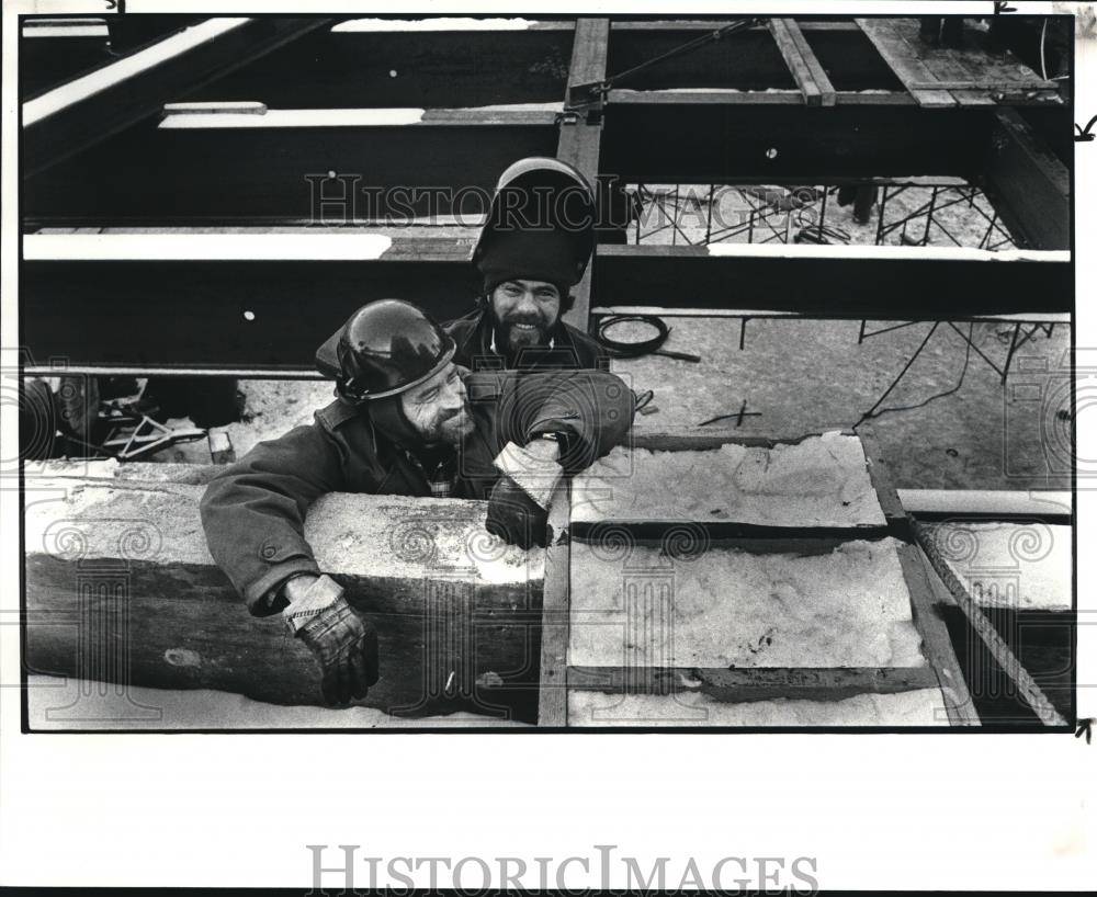 1982 Press Photo Construction Workers - Historic Images