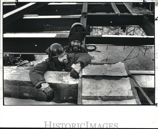 1982 Press Photo Construction Workers - Historic Images