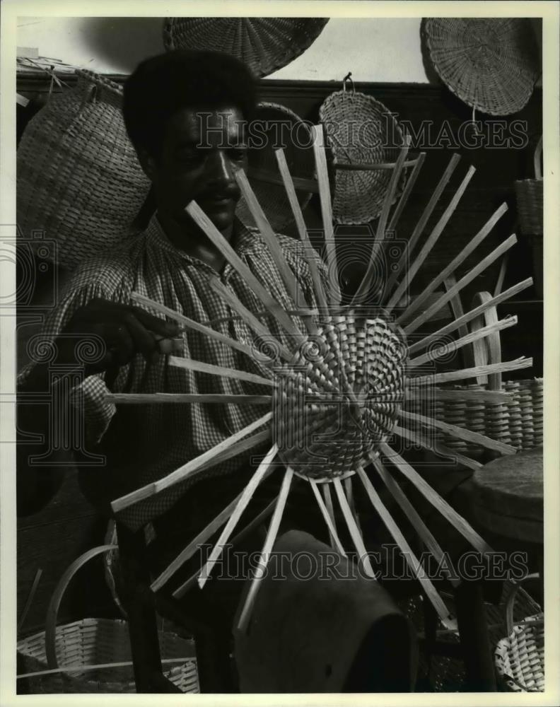 1983 Press Photo Williamsburg basketmaker Roy Black on weaving pieces of oak - Historic Images