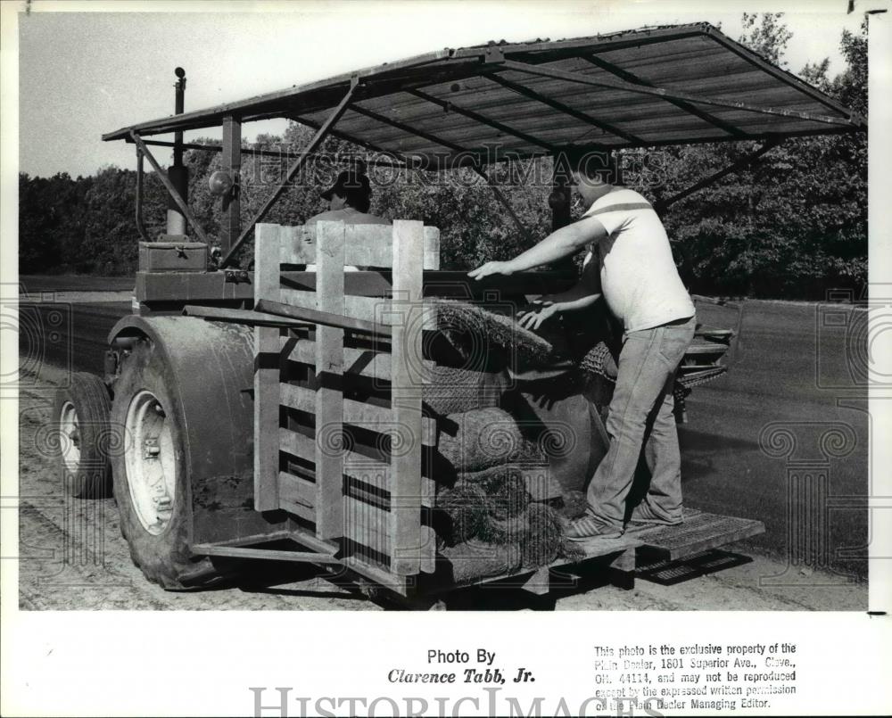 1988 Press Photo Brian Tague, Avon OH, stacks sod on the Harvest Operator while - Historic Images