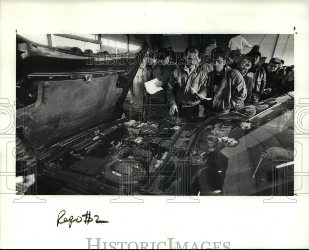 1991 Press Photo Bidders at Banker Motor Vehicle sale Auctions - Historic Images