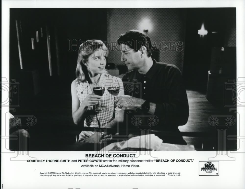 1995 Press Photo Breach Of Conduct Courtney Thorne Smith Peter Coyote - Historic Images