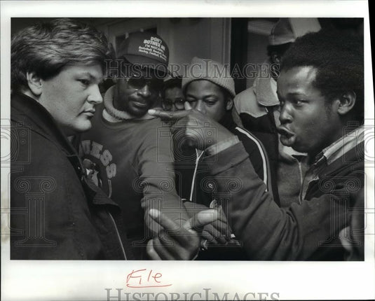 1989 Press Photo John Wilber of the CMHA with the homeless people - Historic Images