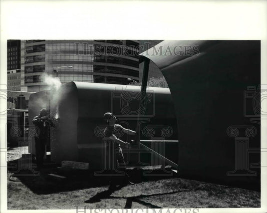 1991 Press Photo Steve Duncan at the Free Stamp pipe while Jeff Cumbo welds - Historic Images