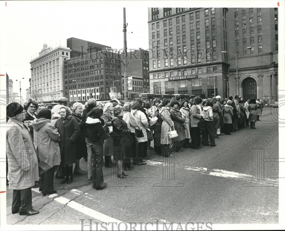 1981 Press Photo RTA buses down for repairs; crowd in front of Stouffers - Historic Images