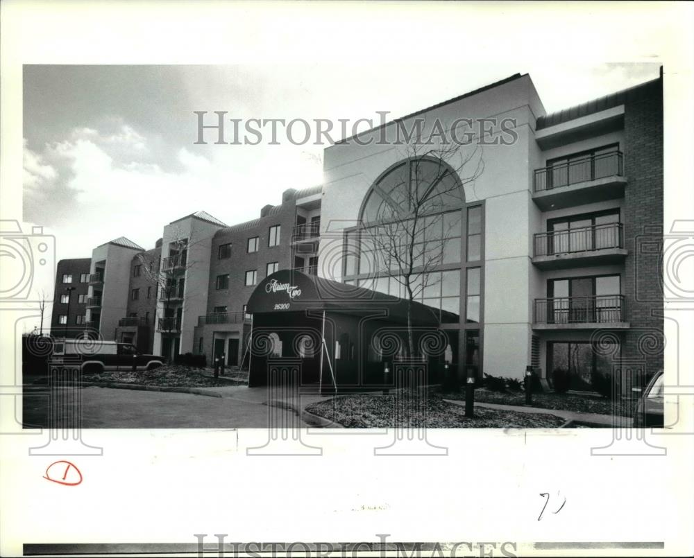 1991 Press Photo Atrium Two Apartment in Beachwood - Historic Images