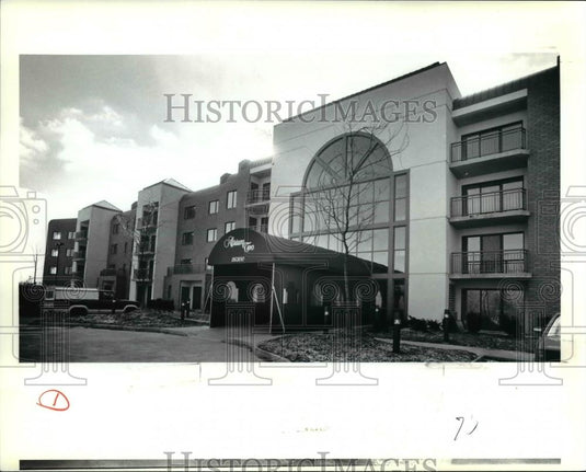 1991 Press Photo Atrium Two Apartment in Beachwood - Historic Images