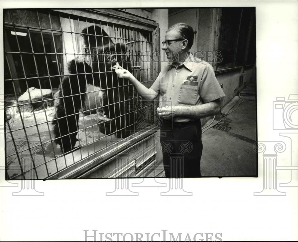 1982 Press Photo General relief keeper Bob Perkins gives 22 year old - Historic Images