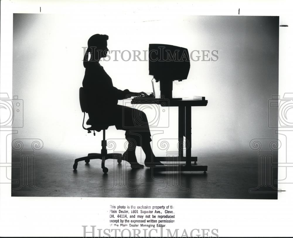 1988 Press Photo Pregnant woman at vdt - Historic Images