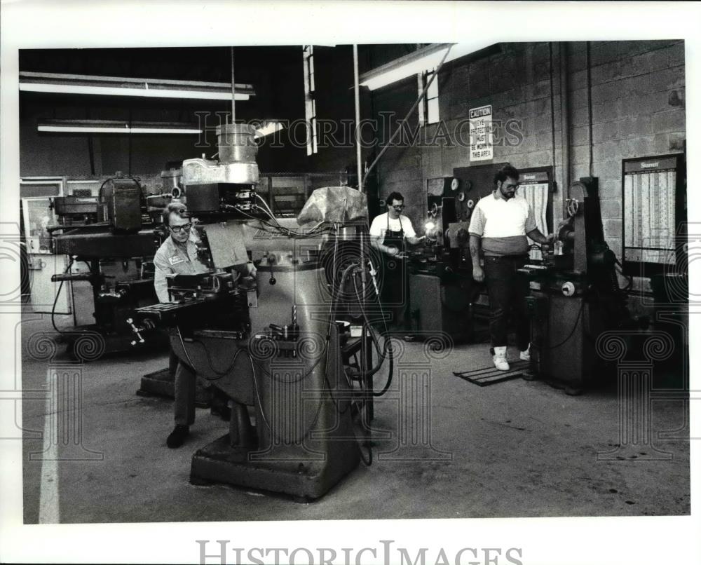 1987 Press Photo Machine shop workers at Judd Industries Inc - Historic Images