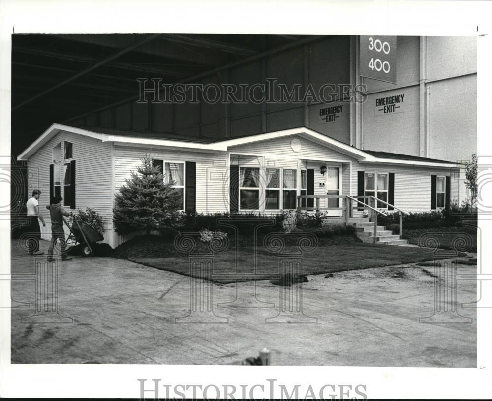 1987 Press Photo The completed landscaping at the model home - Historic Images