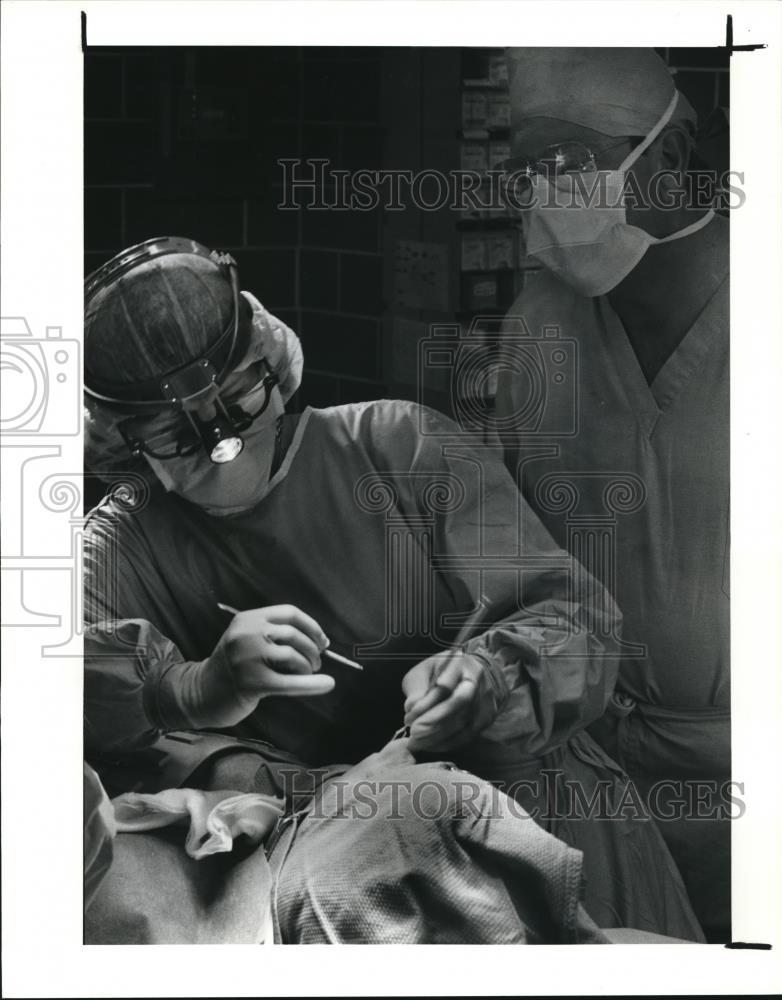 1990 Press Photo Byron Mulby watches plastic surgeon Dr Janet Blanchard - Historic Images