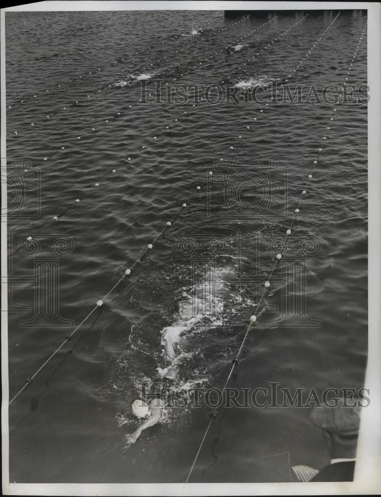 1933 Press Photo of Katherine Rawls with a commanding lead. - Historic Images