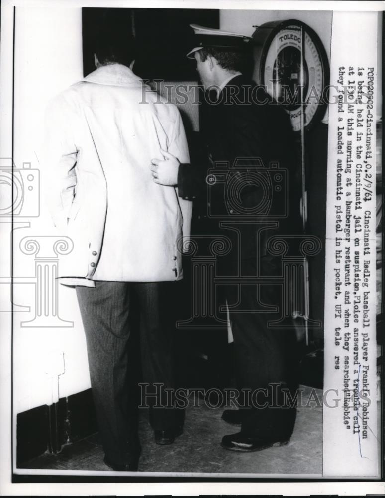 1961 Press Photo Cincinnati Reds Baseball Player Frankie Robinson in Jail - Historic Images