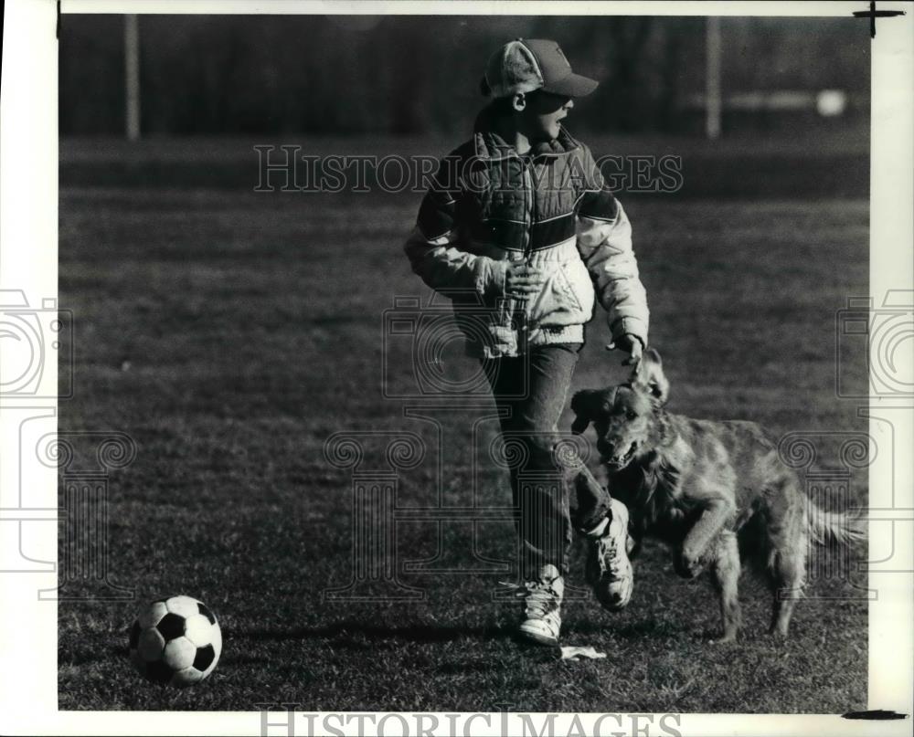 1990 Press Photo The special friendship between Brad Bailosky and his dog, Butto - Historic Images