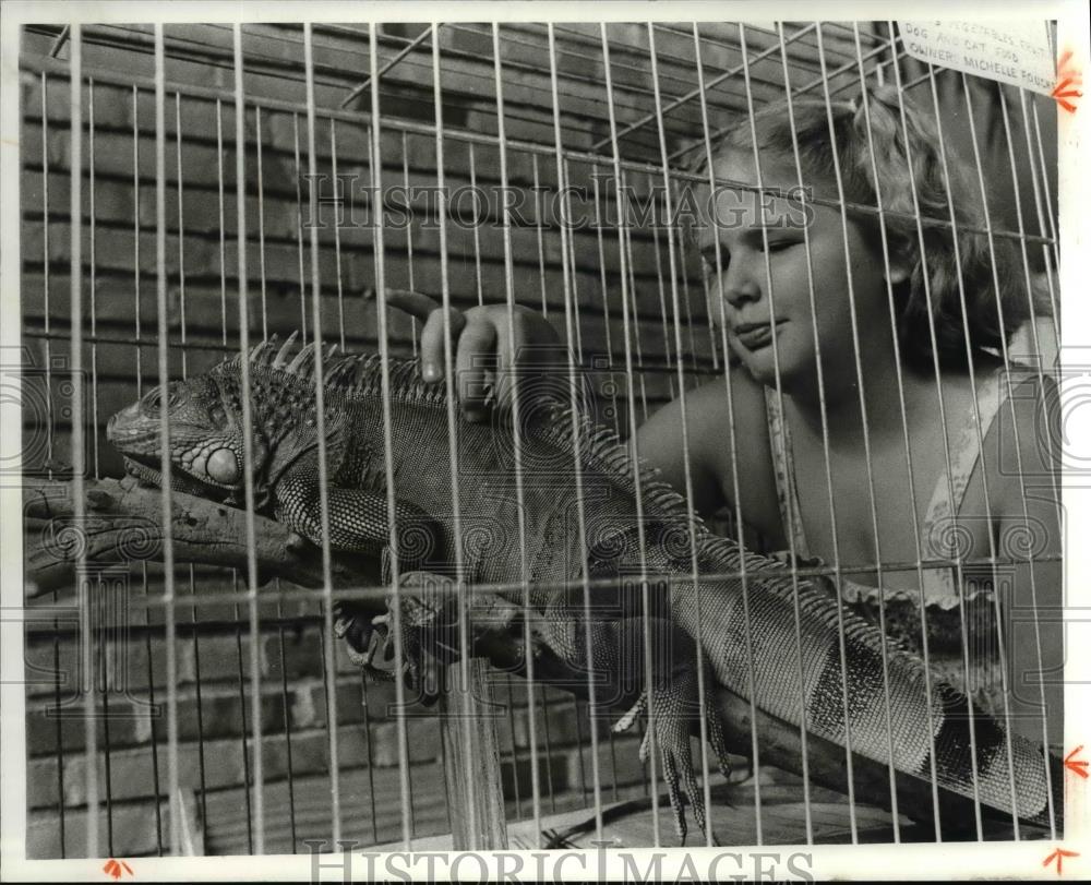 1981 Press Photo Michelle Fouche pets an Iguana at Metropark Zoo reptile exhibit - Historic Images