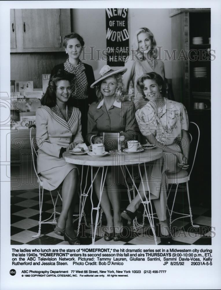 1992 Press Photo Sammi Davis-Voss, Kelly Rutherford &amp; Jessica Steen in Homefront - Historic Images