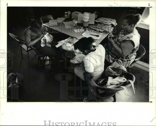 1990 Press Photo Councilor leads sewing class at Mt. Pleasant Boys & Girls Club - Historic Images