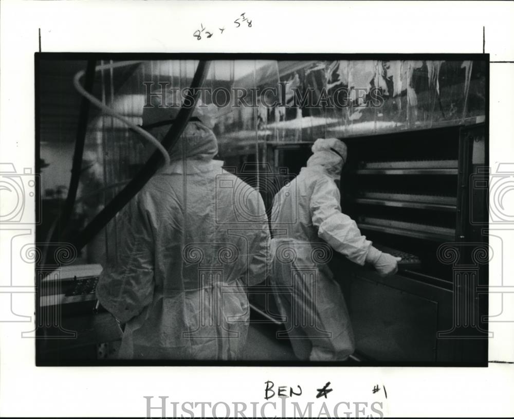 1991 Press Photo In a sterile atmosphere wearing sterile clothing workers - Historic Images