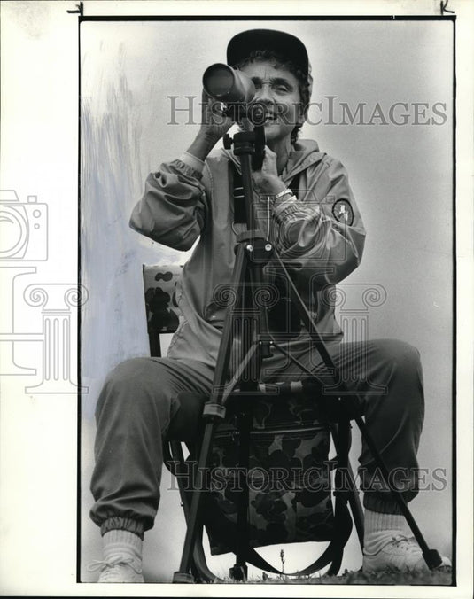 1984 Press Photo Cindy Beal in Lakefront to find sharp tailed sandpaper - Historic Images