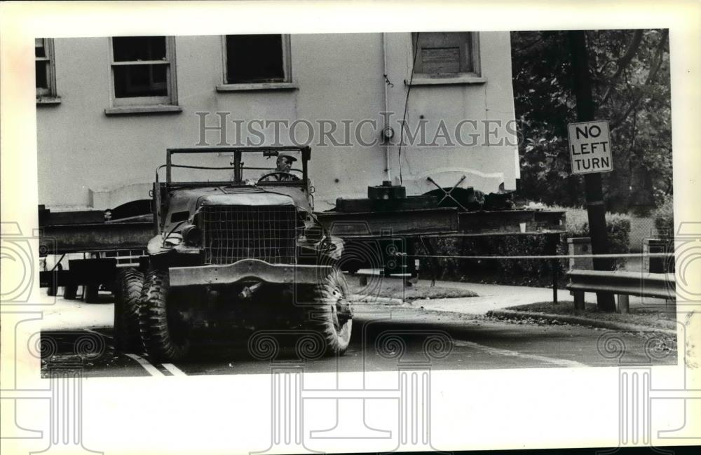 1979 Press Photo Y.J.Foster in the drive seat of the move the house - Historic Images