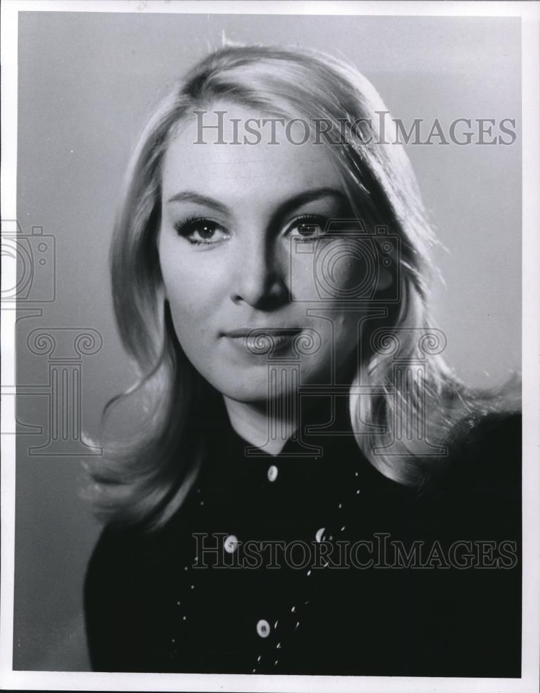 Press Photo Female singer &quot;Sains&quot; - cvp72621 - Historic Images