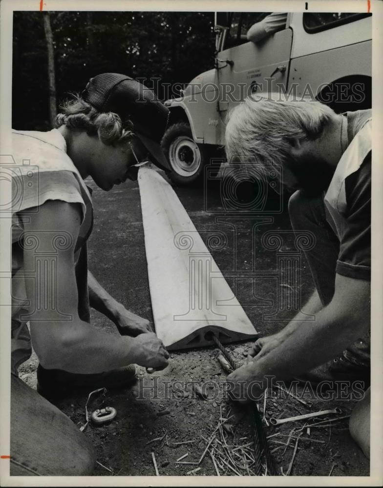 1980 Press Photo The Men Fix Things in Their Way to the Parks - Historic Images