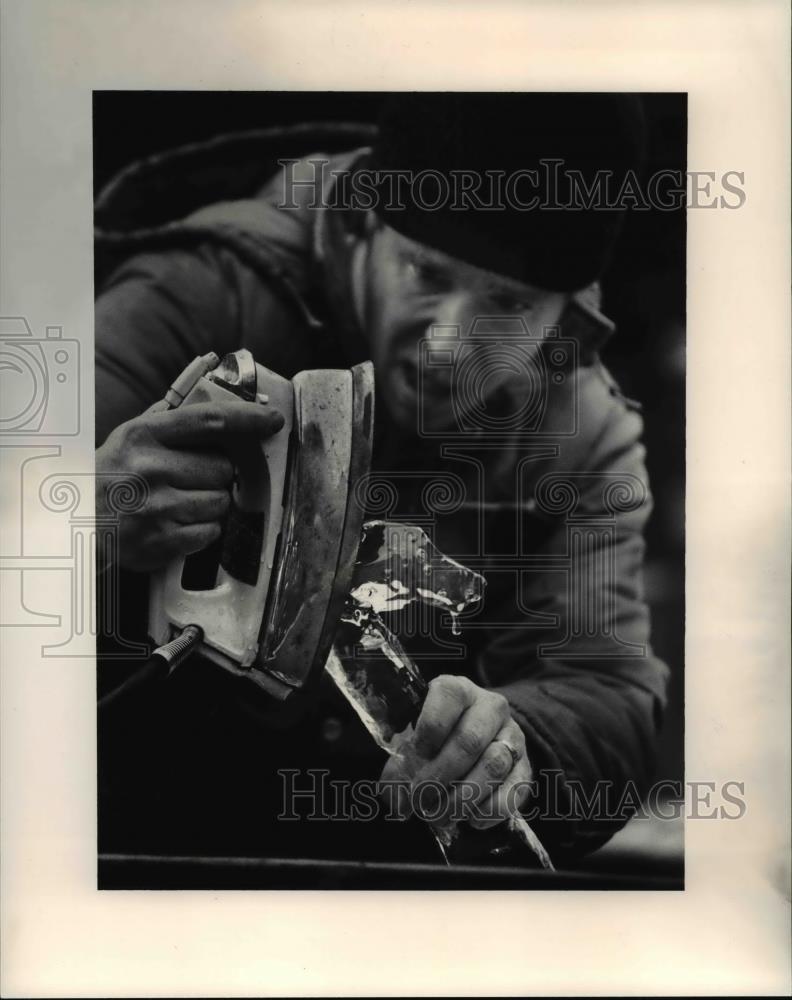 1992 Press Photo Drue Brandenburg works with his swan ice sculpture - cva67513 - Historic Images