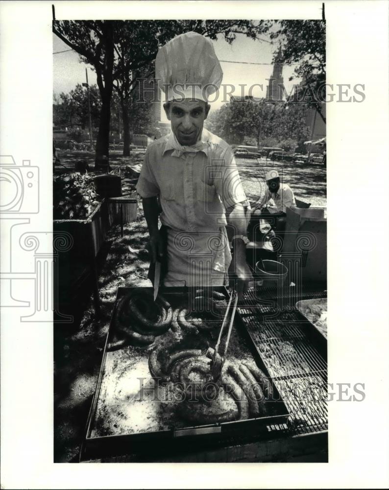 1985 Press Photo All Nations festival cook makes up a sausages Italian style - Historic Images