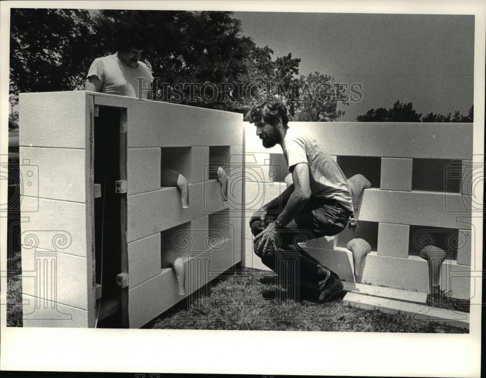 1981 Press Photo Outdoor sculptors, Roger Mihaly and Rob Mihaly - cva63326 - Historic Images