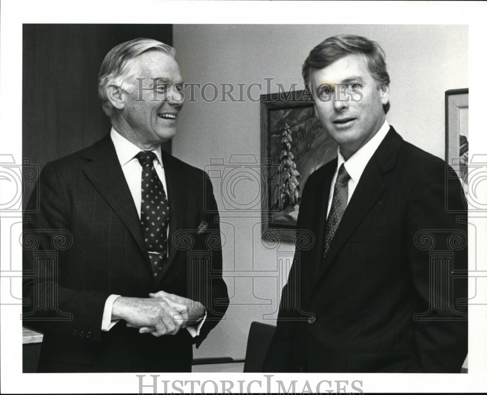 1990 Press Photo Thomas Vail Dan Quayle - Historic Images