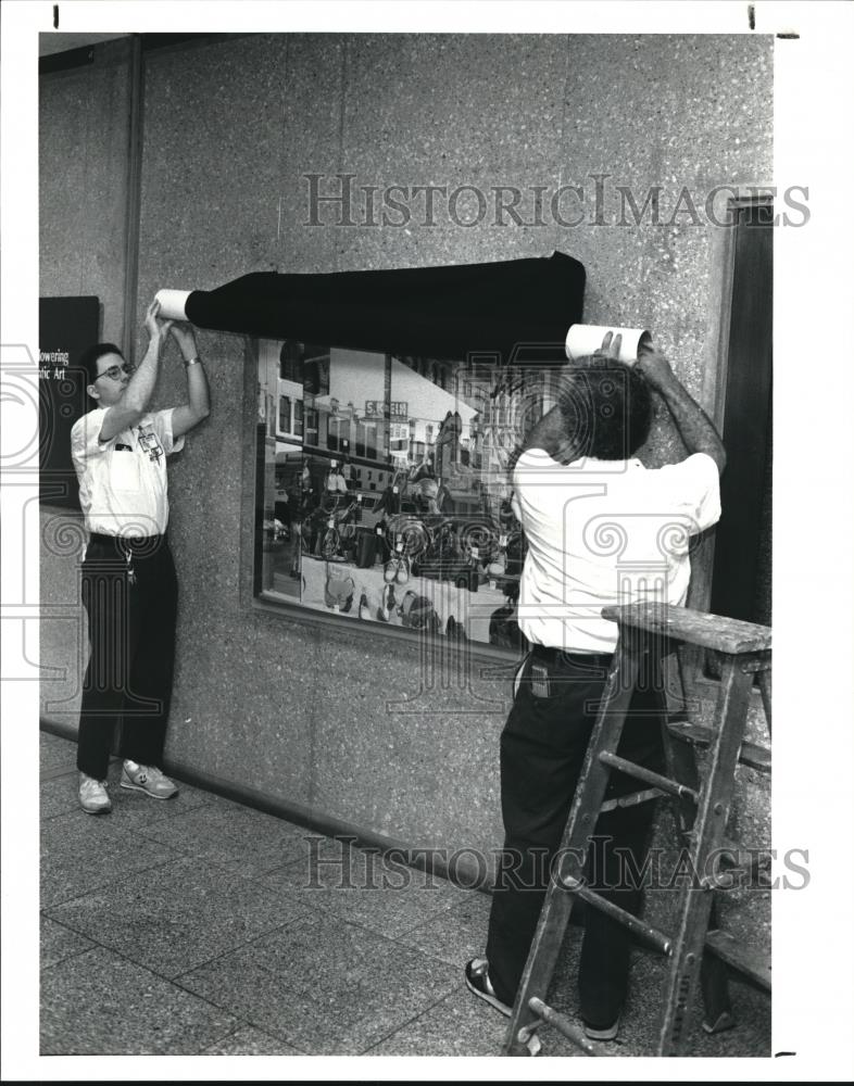 1990 Press Photo Art handlers, James Shoaf and Joseph C. Brown - cva54763 - Historic Images